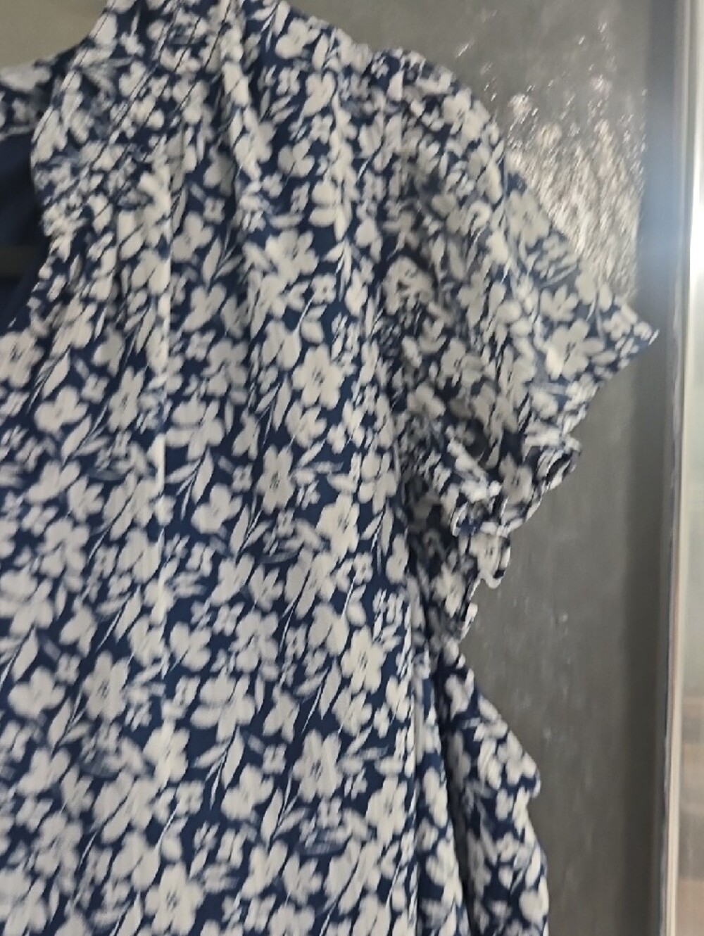 LC Lauren Conrad Navy and White Floral V-Neck Cap Sleeve Blouse - Picture 3 of 5